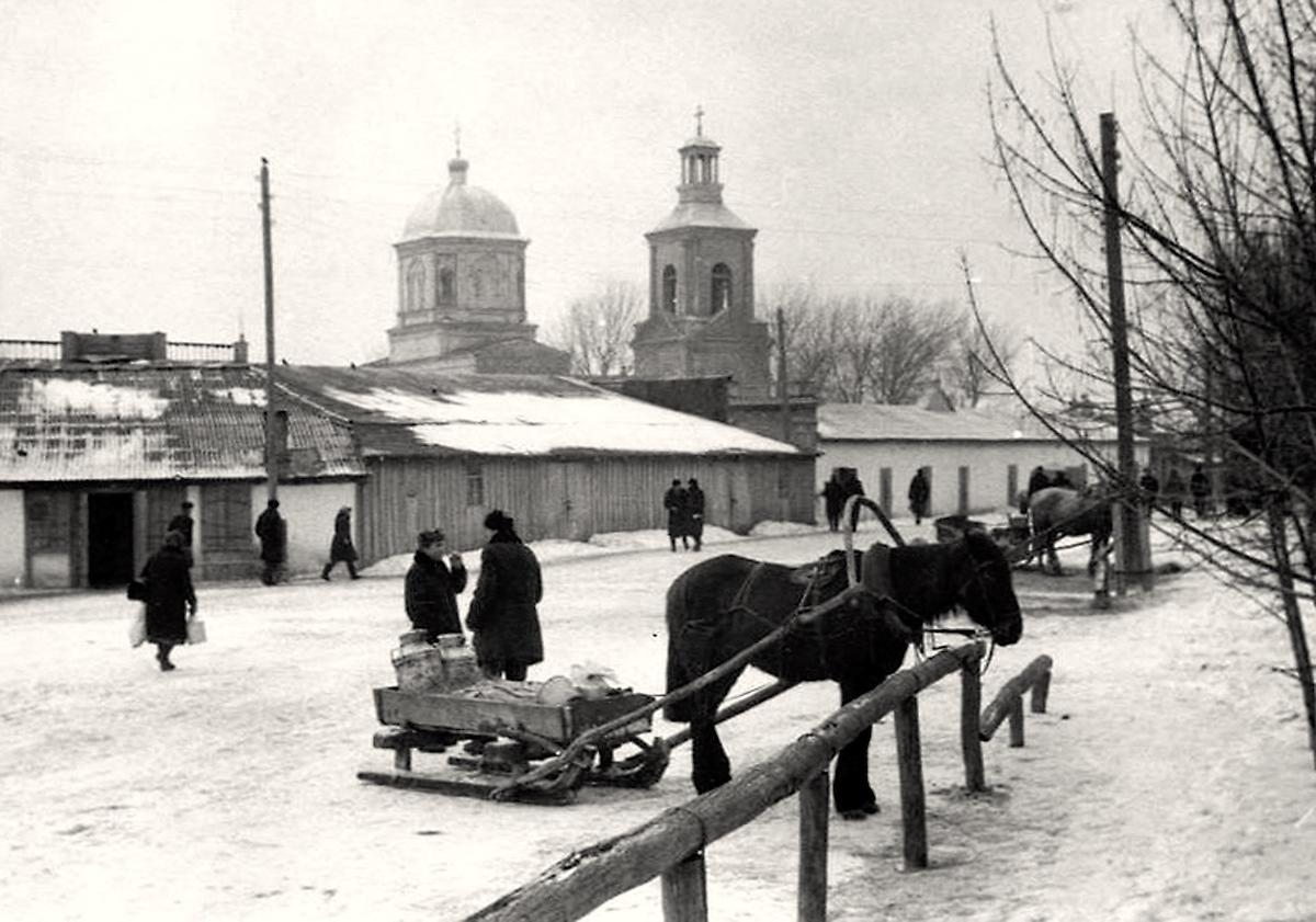 Вид на Рыночную площадь и Вознесенскую церковь.  1950-е гг. С сайта: pastvu.com, архивная фотография. Церковь Вознесения Господня, Калач (Калачеевский район, Воронежская область)