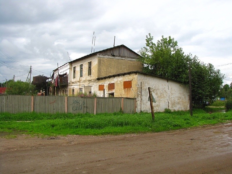 Маклино. Церковь Михаила Архангела. общий вид в ландшафте, вид с дороги