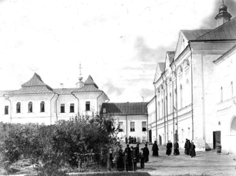 Богородице-Рождественский мужской монастырь. Домовая церковь Феофана Затворника, Владимир (Владимир, город, Владимирская область). архивная фотография, Архиерейский дом Рождественского монастыря . Вид с востока, во дворе. Фото Кукушкина В. Г. 1876 - 1881 г.г.