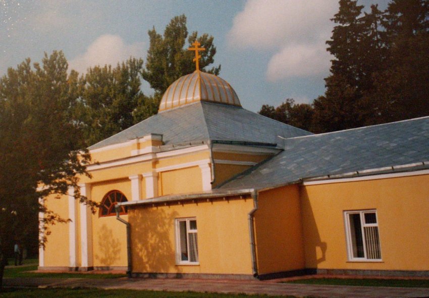 Церковь Покрова Пресвятой Богородицы в Валуеве (новая), Валуево (Новомосковский административный округ (НАО), г. Москва). общий вид в ландшафте, храм Покрова в оранжерее в усадьбе Валуево