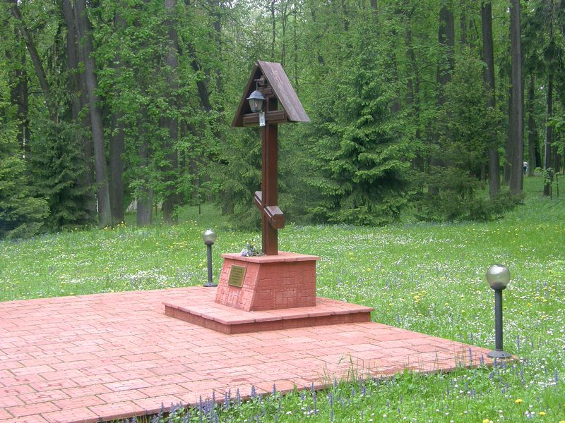 Церковь Покрова Пресвятой Богородицы в Валуеве (новая), Валуево (Новомосковский административный округ (НАО), г. Москва). дополнительная информация, Поклонный крест на месте старой Покровской церкви