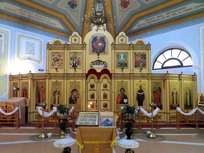 Церковь Покрова Пресвятой Богородицы в Валуеве (новая), Валуево (Новомосковский административный округ (НАО), г. Москва). интерьер и убранство, Иконостас