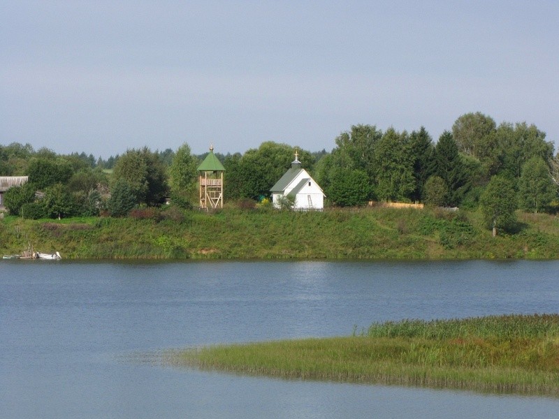 Хлепень. Церковь Спаса Преображения. общий вид в ландшафте, вид с правого берега Вазузы