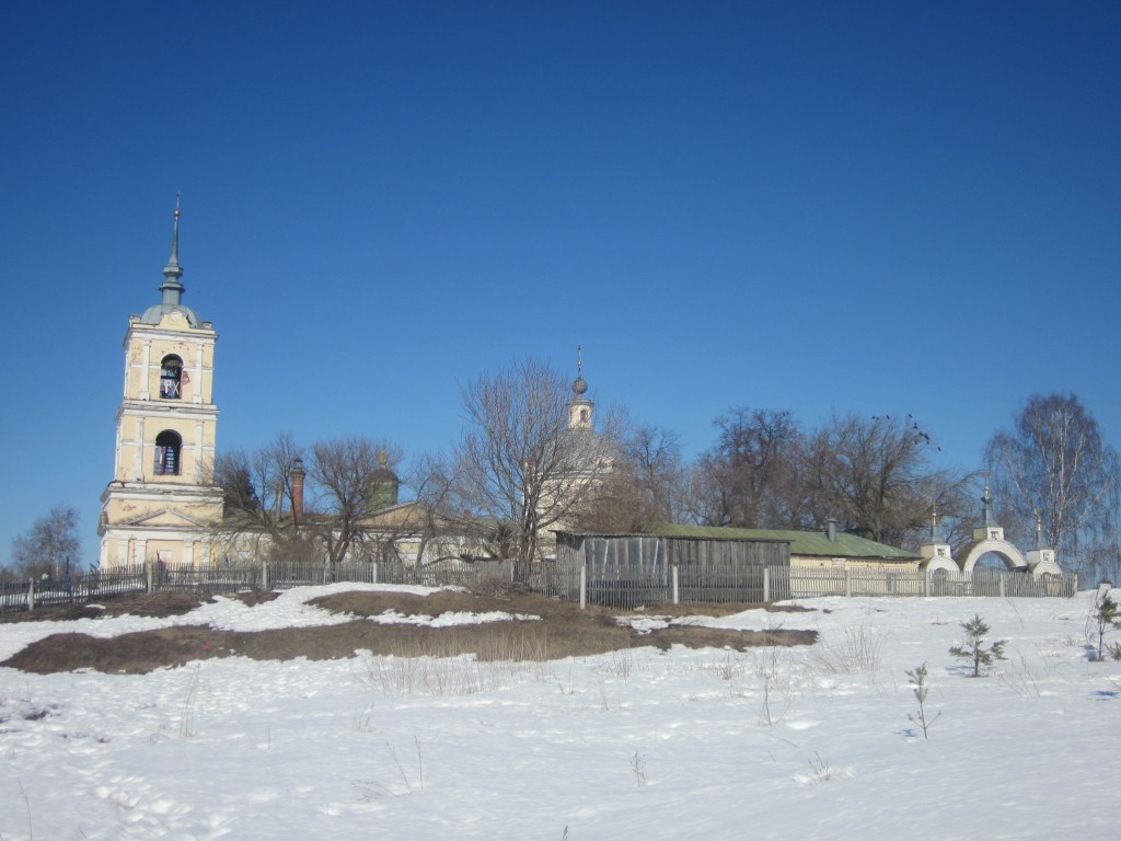 Белоомут. Церковь Трех Святителей. общий вид в ландшафте