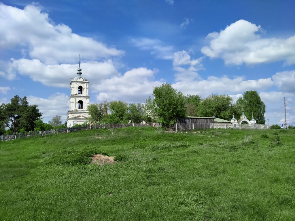 Белоомут. Церковь Трех Святителей. общий вид в ландшафте