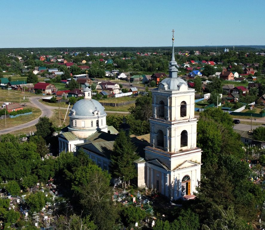 Белоомут. Церковь Трех Святителей. общий вид в ландшафте