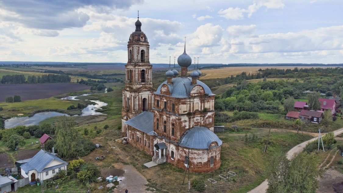 Низовка. Церковь Михаила Архангела. общий вид в ландшафте, Вид с Ю-В