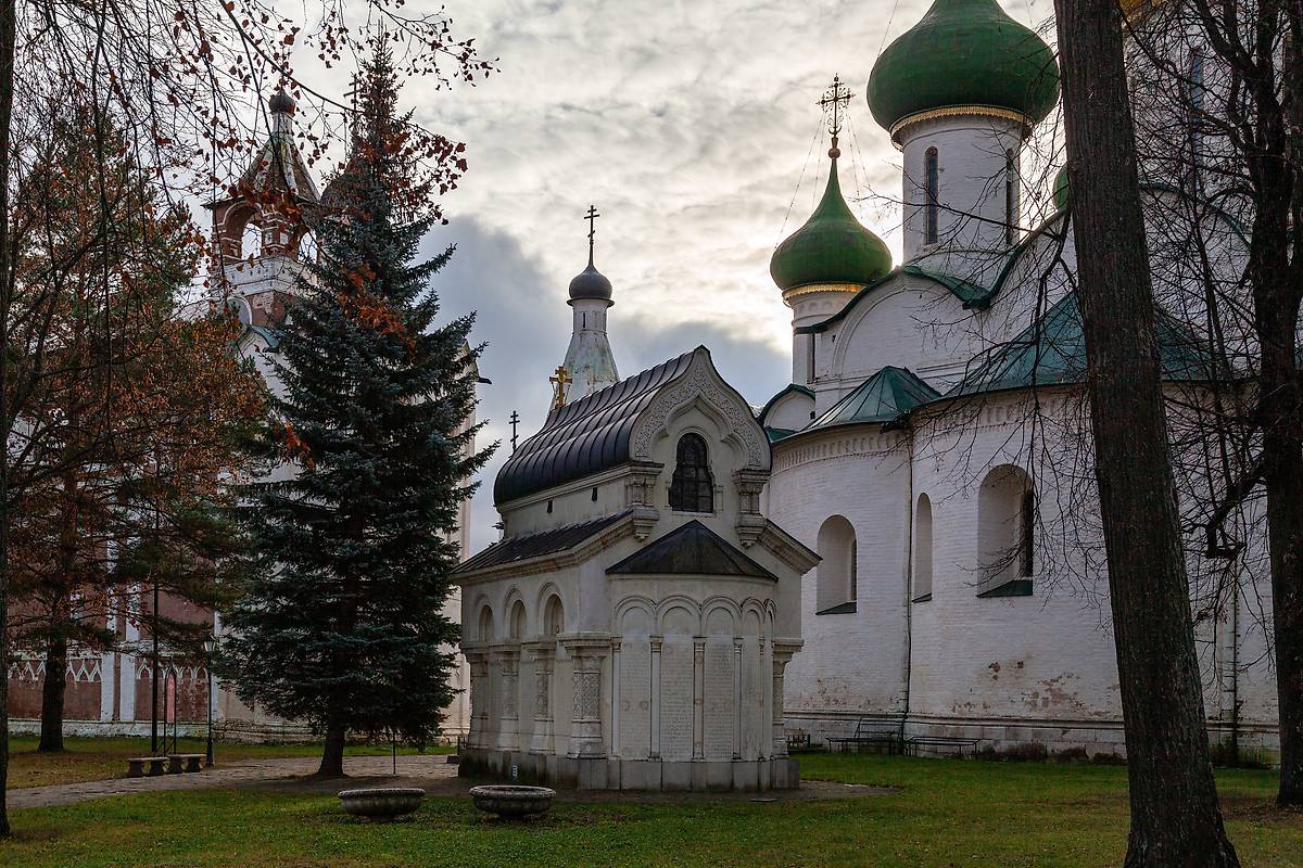общий вид в ландшафте. Спасо-Евфимиевский монастырь. Часовня-усыпальница Дмитрия Пожарского (новая), Суздаль (Суздальский район, Владимирская область)