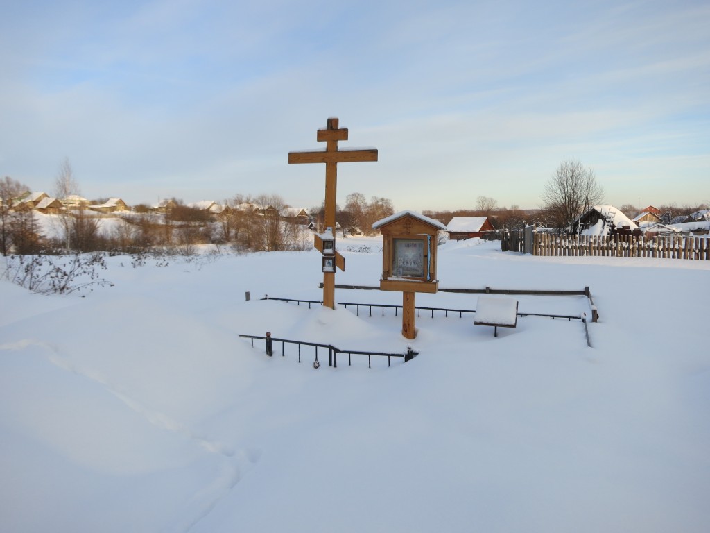Церковь Серафима Саровского, Яковлевка (Дивеевский район, Нижегородская область). дополнительная информация, Рядом с храмом установлен поклонный крест
