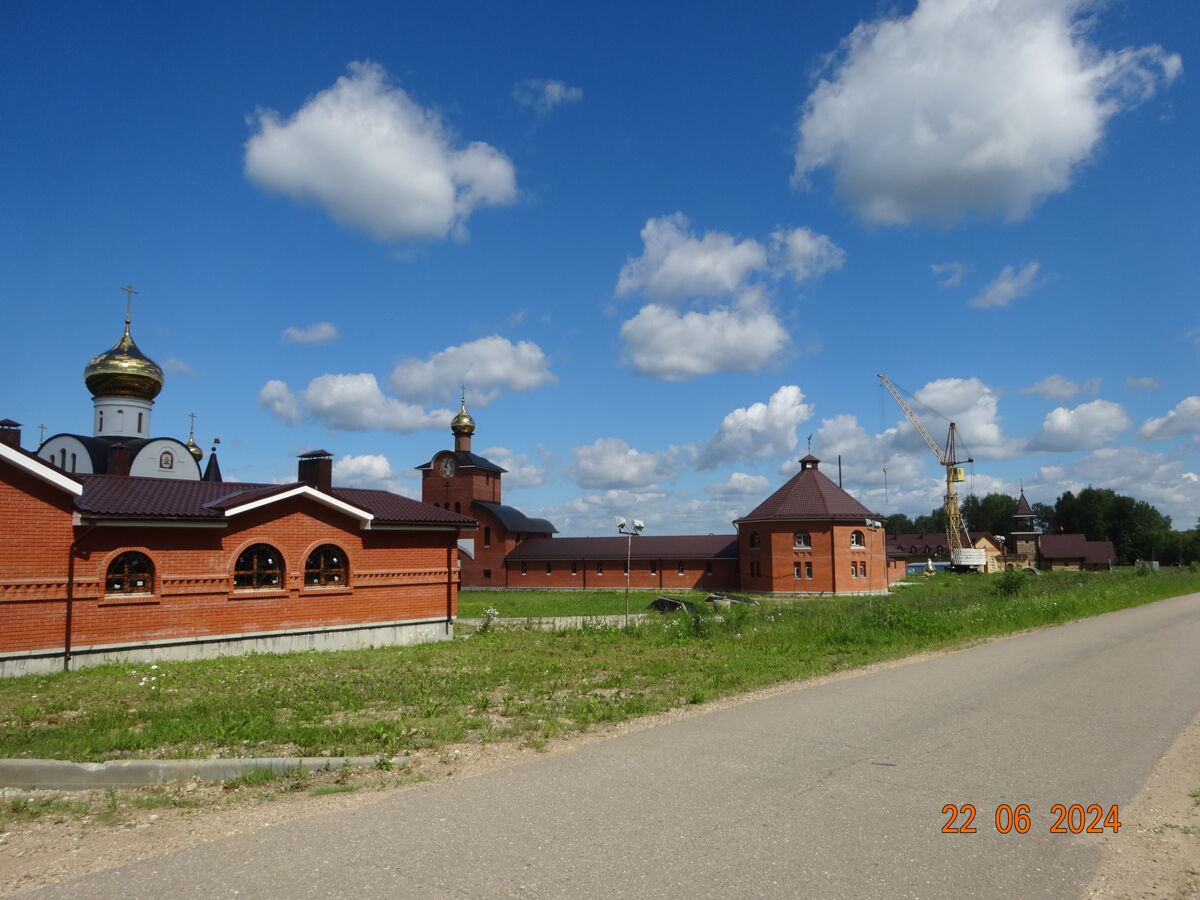 Спасо-Богородицкий Одигитриевский женский монастырь, Всеволодкино (Вяземский район, Смоленская область). общий вид в ландшафте, стройка остановлена в 2022 г