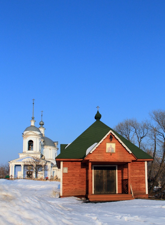 Белоомут. Часовня Державной иконы Божией Матери. общий вид в ландшафте