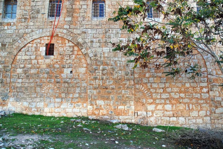 Иерусалим - Новый город. Монастырь Илии Пророка. архитектурные детали, Система заложенных древних арок в северной стене монастыря, где, по всей, видимости, ранее были парадные врата.