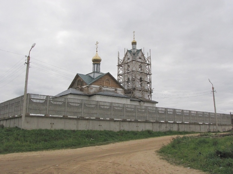 Церковь Иоанна Кронштадтского, Верхнеднепровский (Дорогобужский район, Смоленская область). документальные фотографии, вид с подъездной дороги (пр. Химиков?)