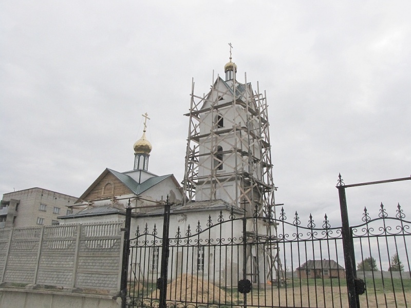 Верхнеднепровский. Церковь Иоанна Кронштадтского. общий вид в ландшафте, вход на территорию