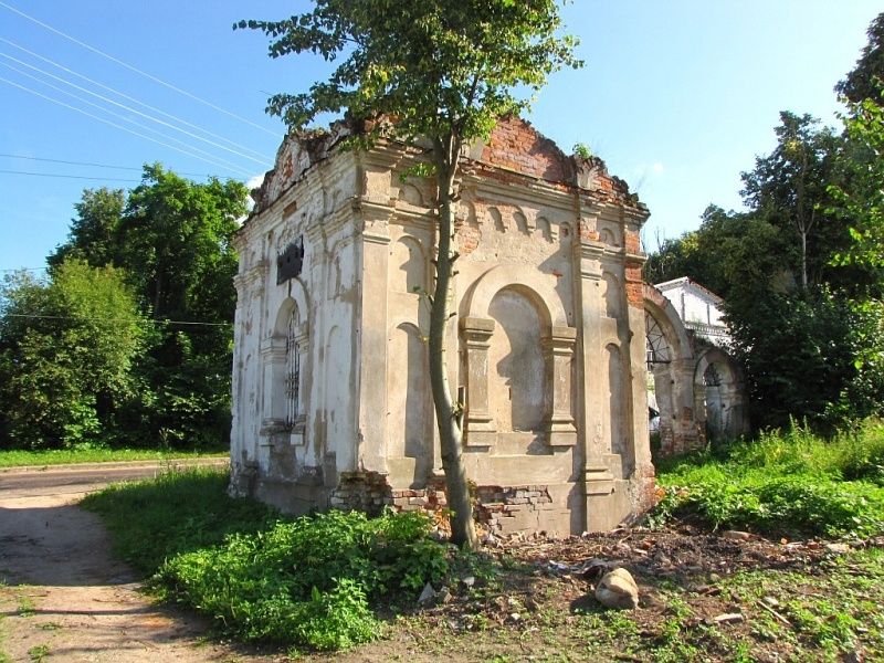 Дорогобуж. Привратная часовня бывшей церкви Успения Пресвятой Богородицы. общий вид в ландшафте, 		      