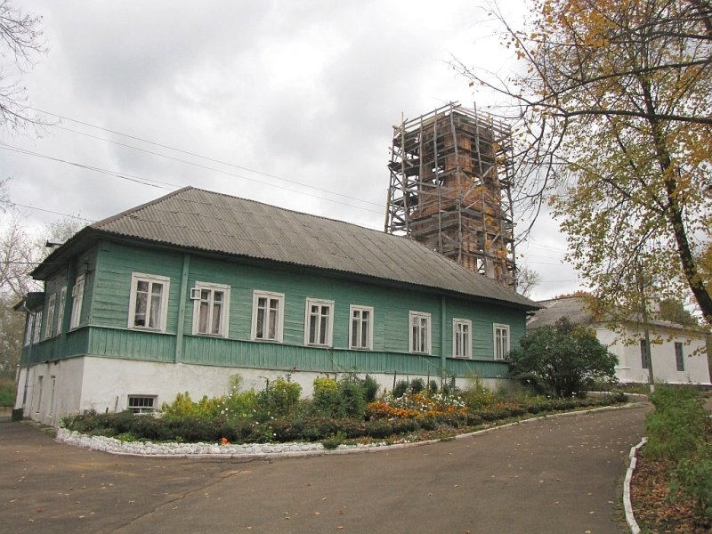 Димитриевский женский монастырь, Дорогобуж (Дорогобужский район, Смоленская область). дополнительная информация, домик, где живут монахини.
За 3 года достроили 3-й ярус колокольни.