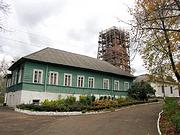 Димитриевский женский монастырь, домик, где живут монахини.
За 3 года достроили 3-й ярус колокольни.<br>, Дорогобуж, Дорогобужский район, Смоленская область