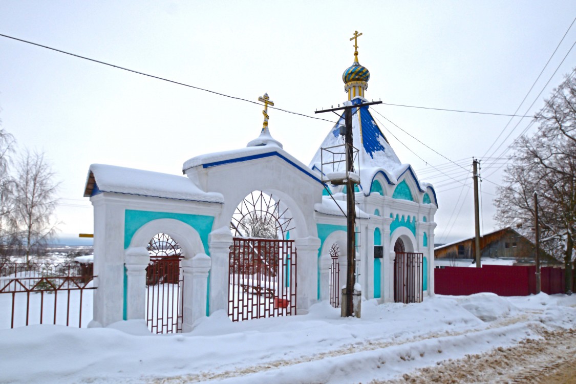 Дорогобуж. Привратная часовня бывшей церкви Успения Пресвятой Богородицы. общий вид в ландшафте