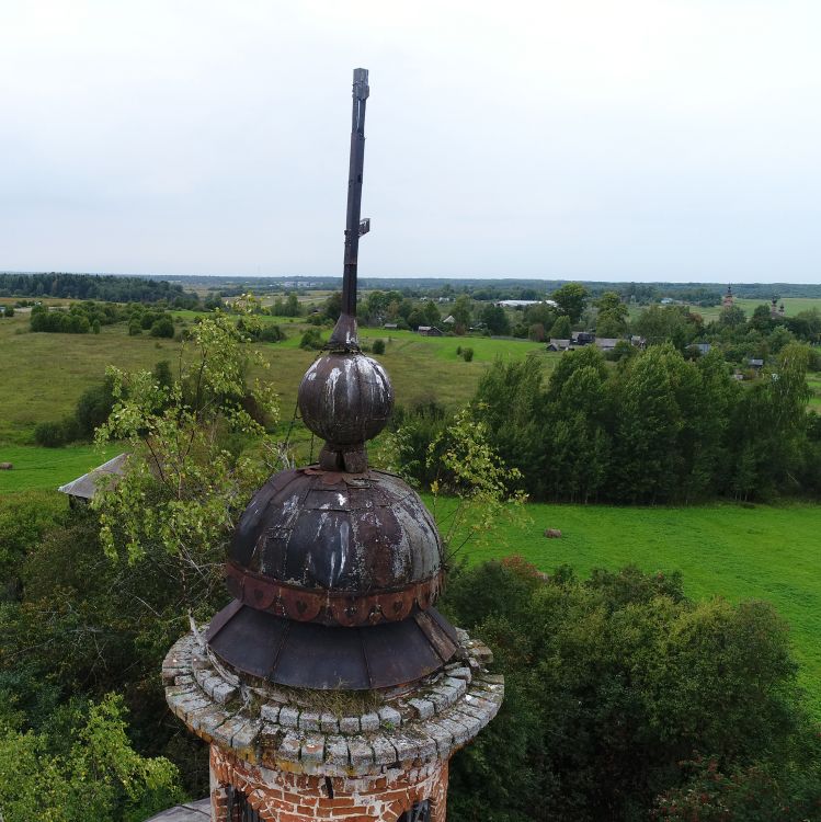 Церковь Покрова Пресвятой Богородицы, Покров (Середское с/п) (Даниловский район, Ярославская область). архитектурные детали, Завершение ротонды. На заднем плане виден храм в Троице