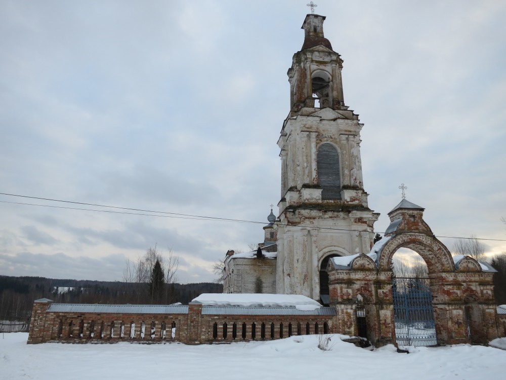 Церковь Воздвижения Креста Господня, Берёзовец (Галичский район, Костромская область). общий вид в ландшафте, Фото Людмилы Васильковой
