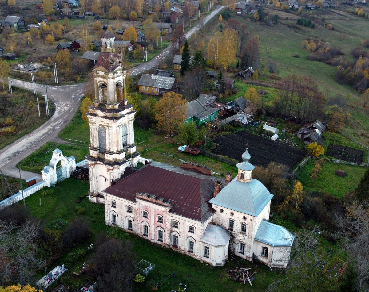 Церковь Воздвижения Креста Господня, Берёзовец (Галичский район, Костромская область). общий вид в ландшафте