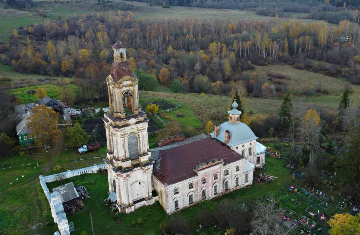 Церковь Воздвижения Креста Господня, Берёзовец (Галичский район, Костромская область). общий вид в ландшафте