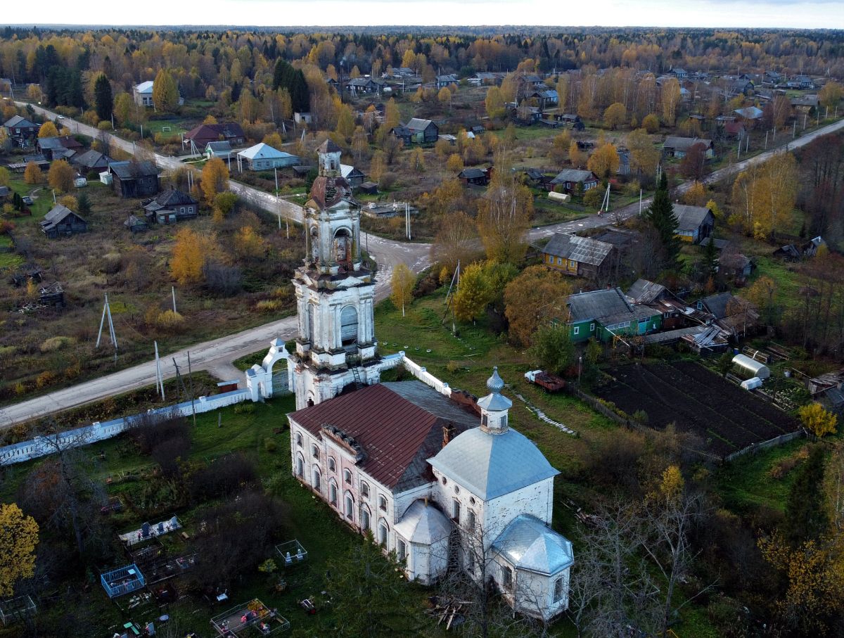Церковь Воздвижения Креста Господня, Берёзовец (Галичский район, Костромская область). общий вид в ландшафте