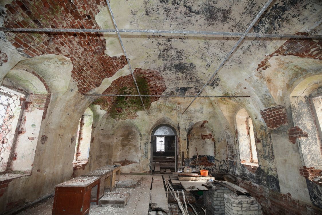 Церковь Георгия Победоносца, Обнорское (Любимский район, Ярославская область). интерьер и убранство, Трапеза.