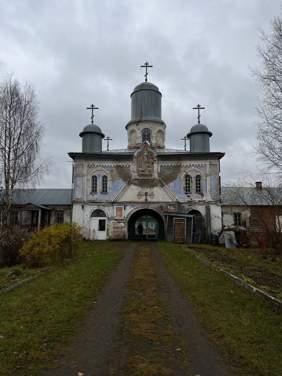 Вид на надвратный Покровский храм изнутри монастыря., фасады. Нило-Сорская пустынь. Церковь Покрова Пресвятой Богородицы, Пустынь (Кирилловский район, Вологодская область)