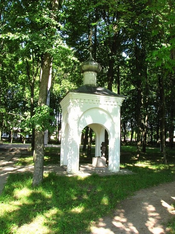 Неизвестная часовня, Ельня (Ельнинский район, Смоленская область). общий вид в ландшафте, слева видна стелла мемориала ВОВ