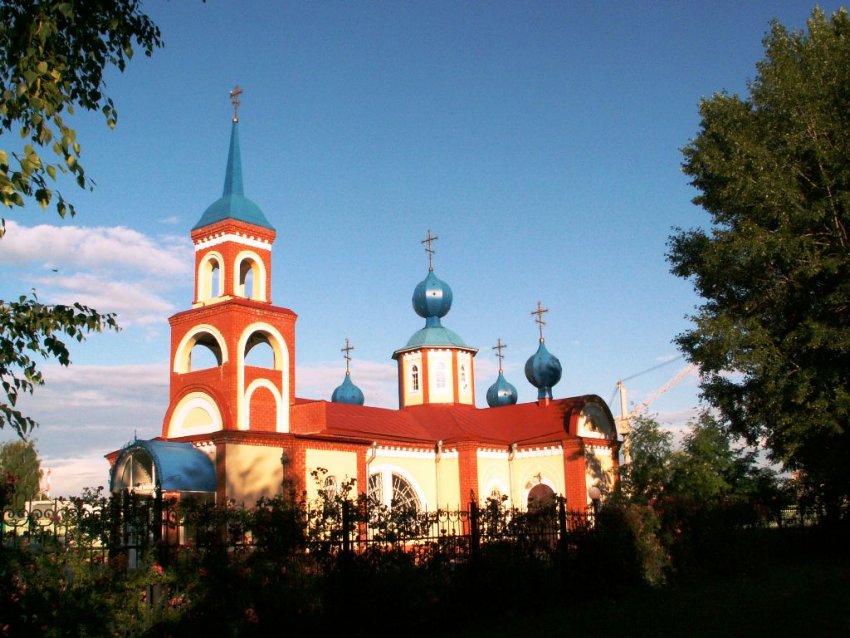 Разумное. Церковь Владимира равноапостольного. общий вид в ландшафте