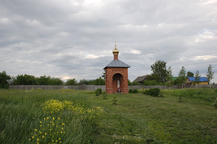 Янево. Неизвестная часовня-памятник павшим в Великой Отечественной войне. фасады