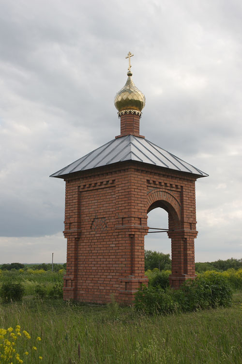 Янево. Неизвестная часовня-памятник павшим в Великой Отечественной войне. фасады