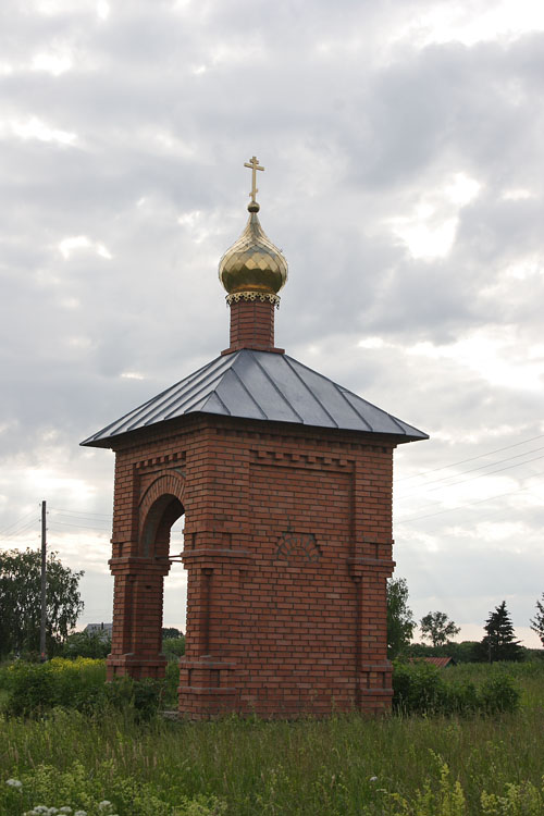 Янево. Неизвестная часовня-памятник павшим в Великой Отечественной войне. фасады