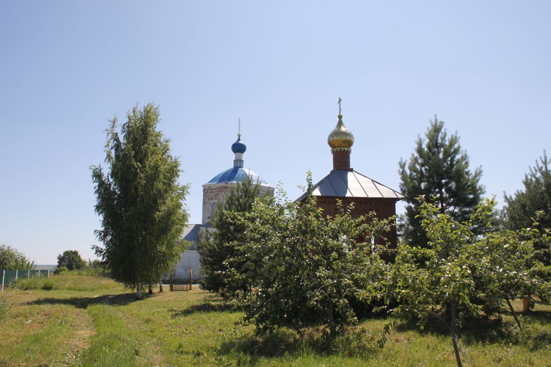 Янево. Неизвестная часовня-памятник павшим в Великой Отечественной войне. дополнительная информация, Часовня в память павшим в ВОВ (на первом плане)  и Казанская церковь