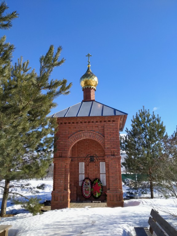 Янево. Неизвестная часовня-памятник павшим в Великой Отечественной войне. фасады