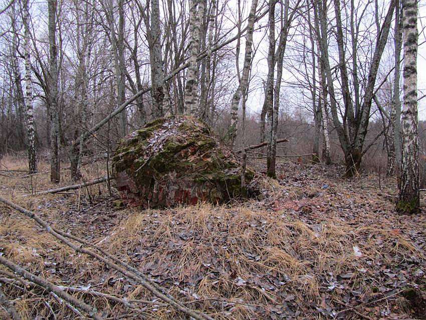 Колокольня церкви Казанской иконы Божией Матери села Некрасово (новой), Вараксино (Малоярославецкий район, Калужская область). дополнительная информация, обломок кладки одного из объемов храма к востоку от колокольни
