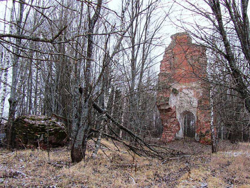 Колокольня церкви Казанской иконы Божией Матери села Некрасово (новой), Вараксино (Малоярославецкий район, Калужская область). фасады, общий вид на остатки колокольни (справа) и сохранившийся обломок храма, возможно фрагмент свода или одной из апсид