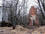 Колокольня церкви Казанской иконы Божией Матери села Некрасово (новой), общий вид на остатки колокольни (справа) и сохранившийся обломок храма, возможно фрагмент свода или одной из апсид<br>, Вараксино, Малоярославецкий район, Калужская область