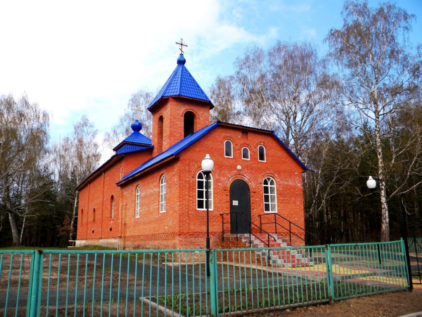 Антоновка. Церковь Антония Печерского. общий вид в ландшафте