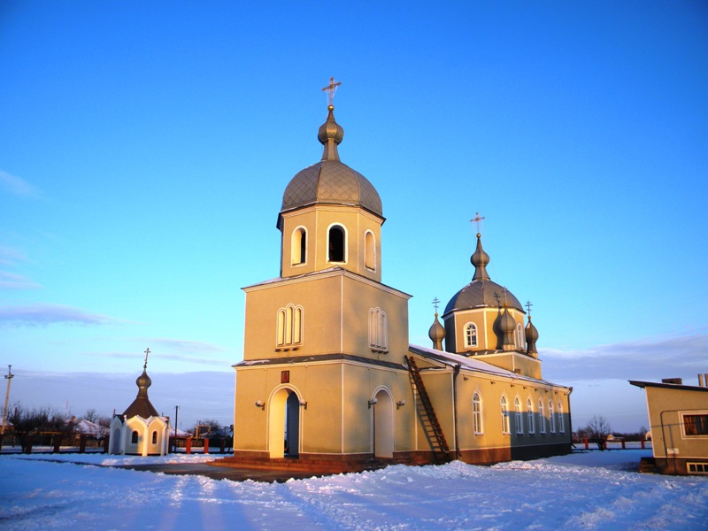 Церковь Димитрия Солунского, Скородное (Губкин, город, Белгородская область). общий вид в ландшафте,   Храм построен в 1848 г. В 1937 г. трехпрестольный храм полностью был разрушен. В 1989 г. было начато строительство нового храма, а 5 ноября 1996 г. храм освятил епископ Иоанн Белгородсикй и Старооскольский. 