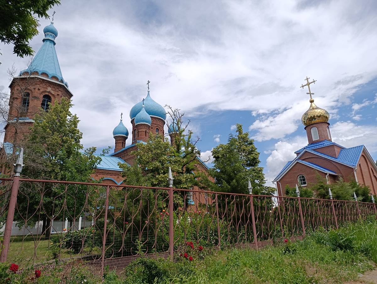 общий вид в ландшафте. Церковь Успения Пресвятой Богородицы, Недвиговка (Мясниковский район, Ростовская область)