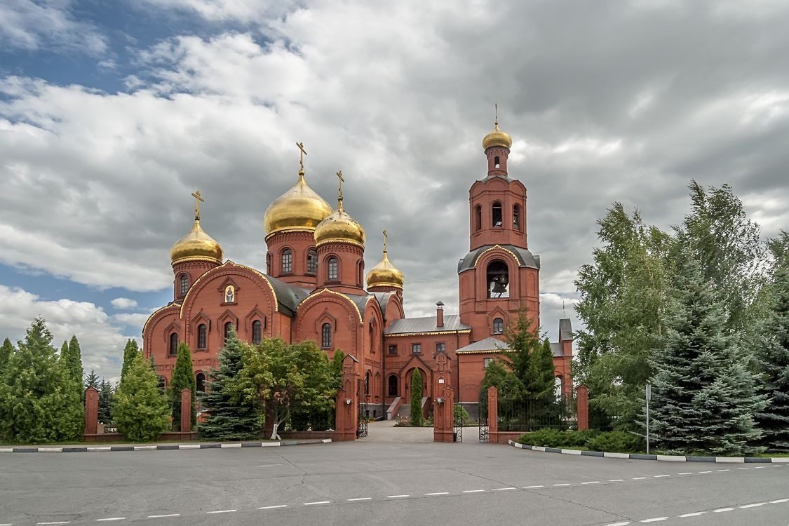 Губкин. Кафедральный собор Спаса Преображения. общий вид в ландшафте