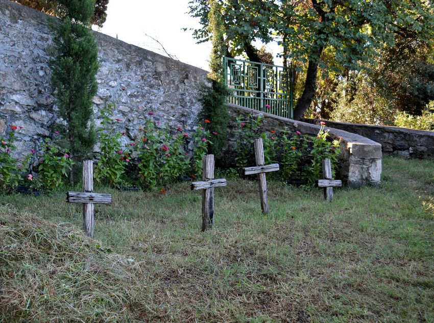 Монастырь Пантелеимона, Афон (Ἀθως) (Айон-Орос (Άγιον Όρος), Греция). дополнительная информация, Монастырское кладбище