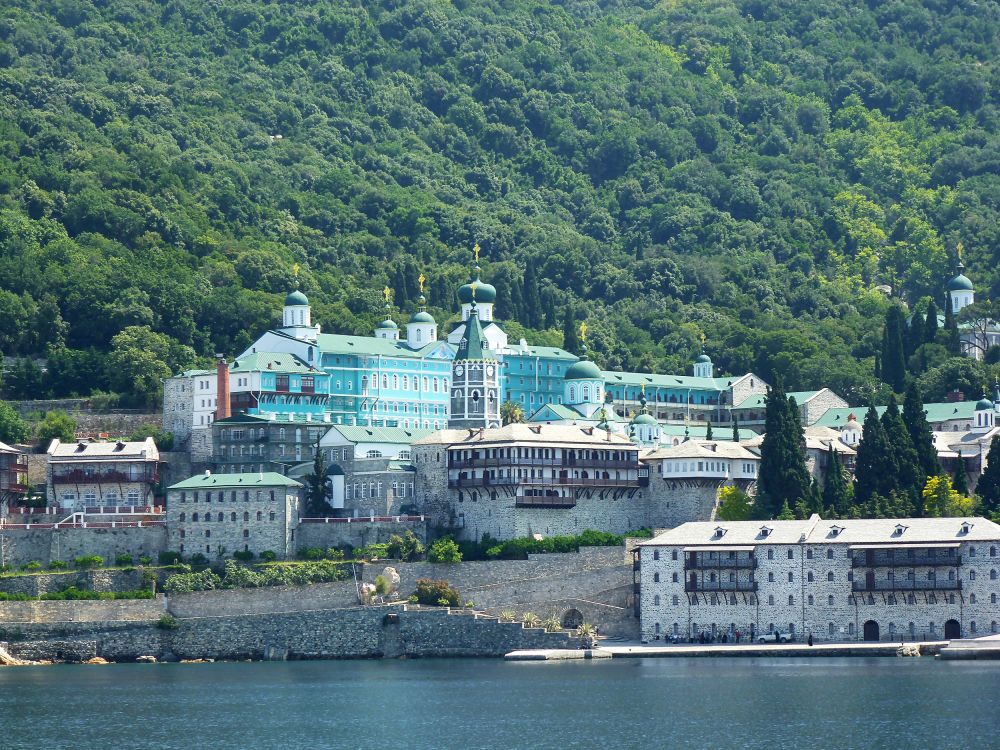 Монастырь Пантелеимона, Афон (Ἀθως) (Айон-Орос (Άγιον Όρος), Греция). общий вид в ландшафте