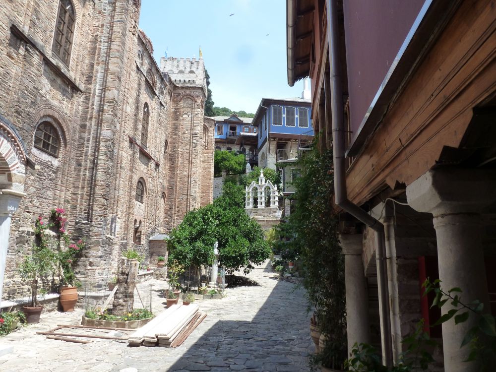Дохиаров монастырь, Афон (Ἀθως) (Айон-Орос (Άγιον Όρος), Греция). дополнительная информация, внутренний двор монастыря