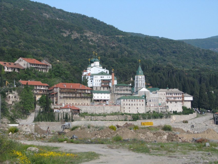 Монастырь Пантелеимона, Афон (Ἀθως) (Айон-Орос (Άγιον Όρος), Греция). общий вид в ландшафте