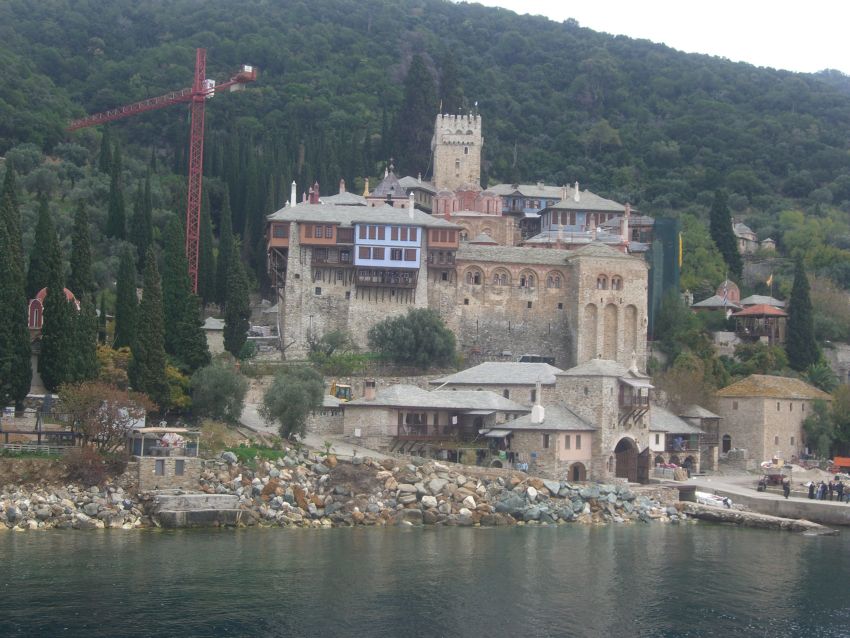 Дохиаров монастырь, Афон (Ἀθως) (Айон-Орос (Άγιον Όρος), Греция). общий вид в ландшафте, Дохиаров монастырь с пристанью (вид с паром).