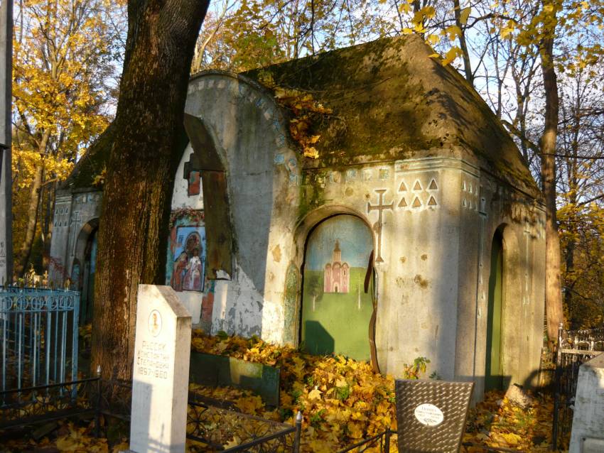 Смоленск. Усыпальница Рачинских на Тихвинском кладбище. общий вид в ландшафте, 		      