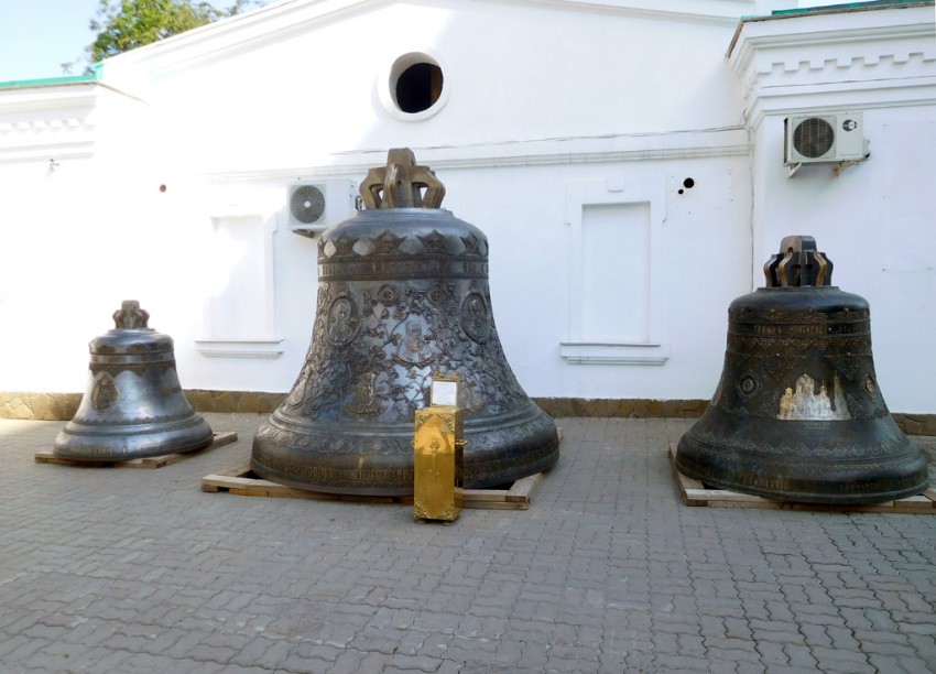 Церковь Николая Чудотворца в колокольне собора Рождества Пресвятой Богородицы, Ростов-на-Дону (Ростов-на-Дону, город, Ростовская область). дополнительная информация, Новые колокола перед установкой